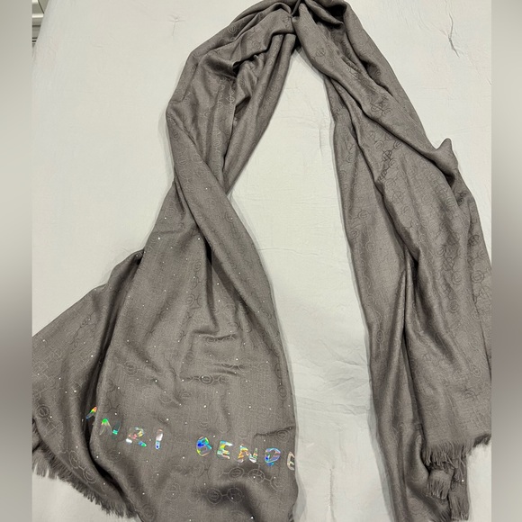 Henri Bendel Scarf. 87x36 Rare iridescent writing with jewels on entire scarf. - Picture 6 of 10